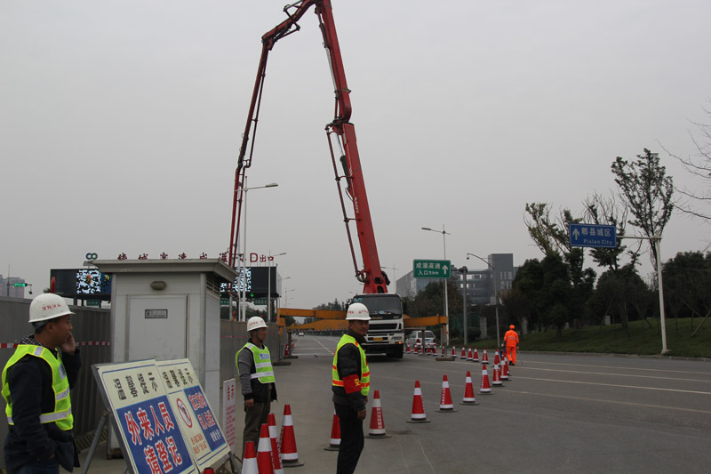 省交投集团董事长朱以庄检查指导建设公司绕城收费站BFGZ-1合同段改造工程工作