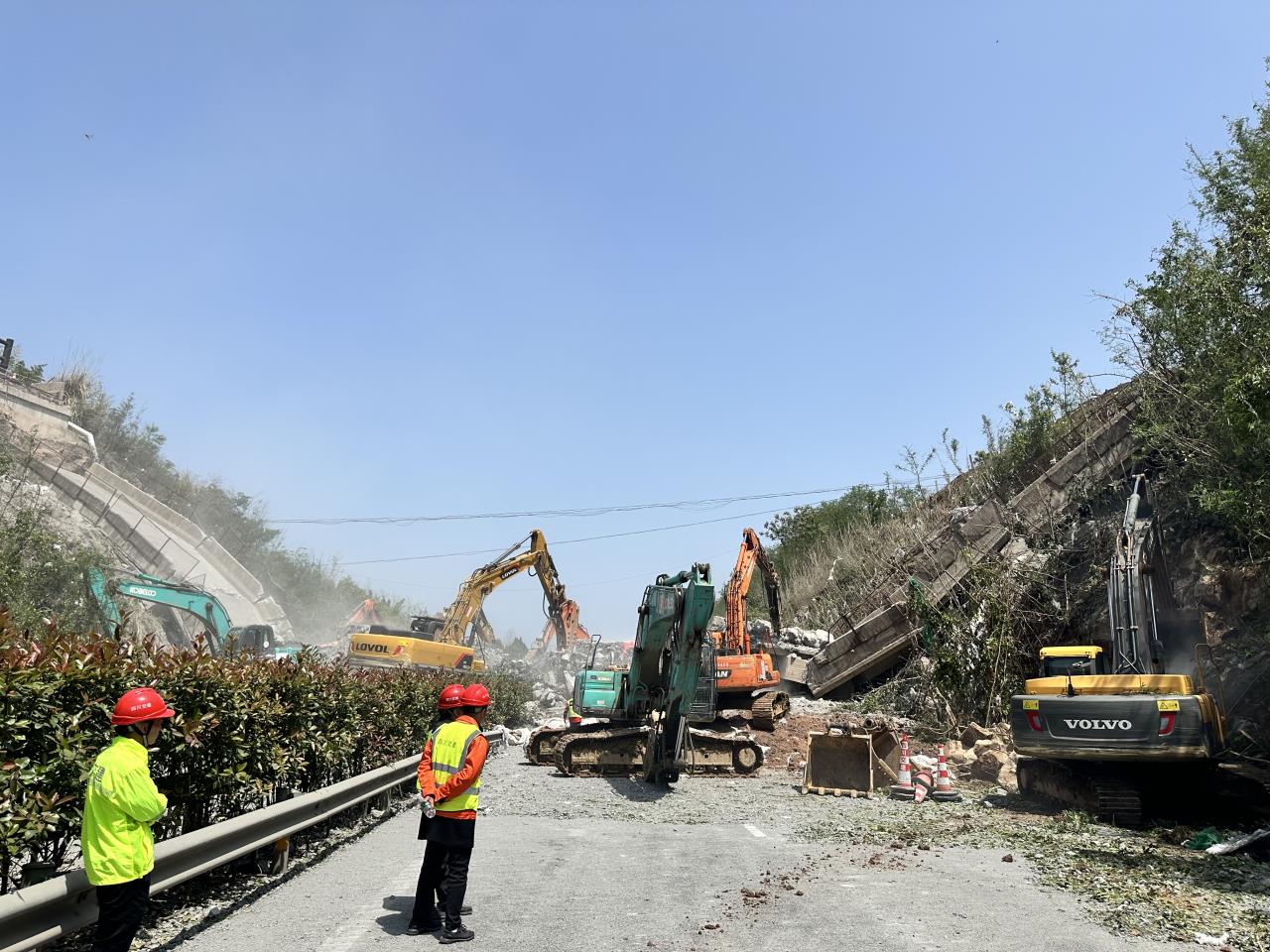 广南高速公路K708+600跨线车行天桥成功实施爆破拆除