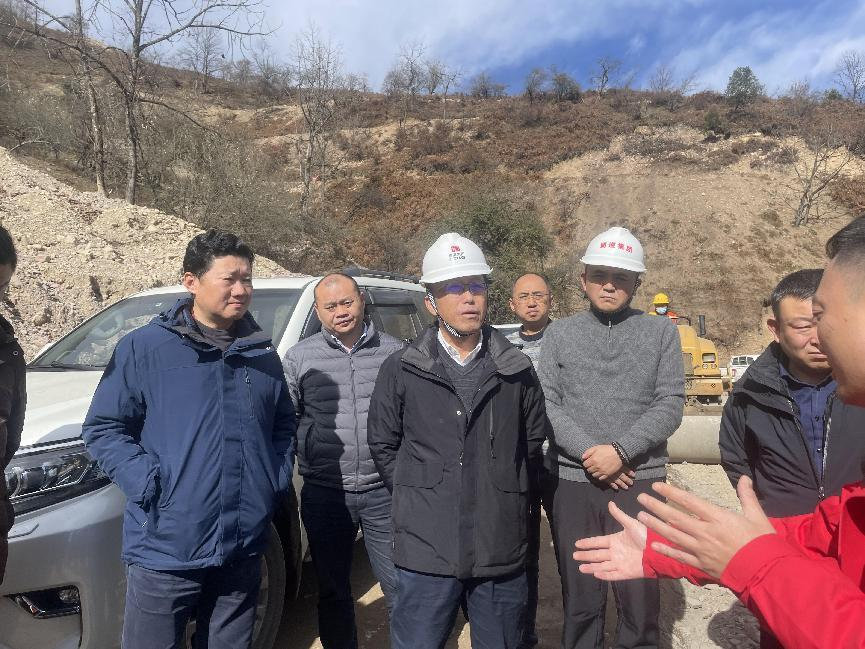 蜀道集团副总经理李永林现场调研泸定县南头村至发旺村（防火）应急通道硬化工程