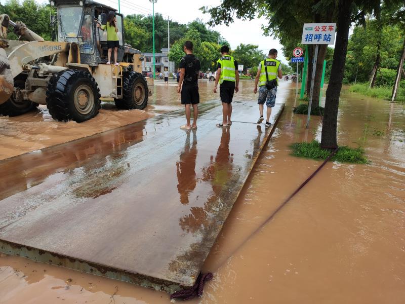 激流勇进疏水系 多措并举保平安  —四川交投建设成乐扩容项目积极投身地方抢险救援工作