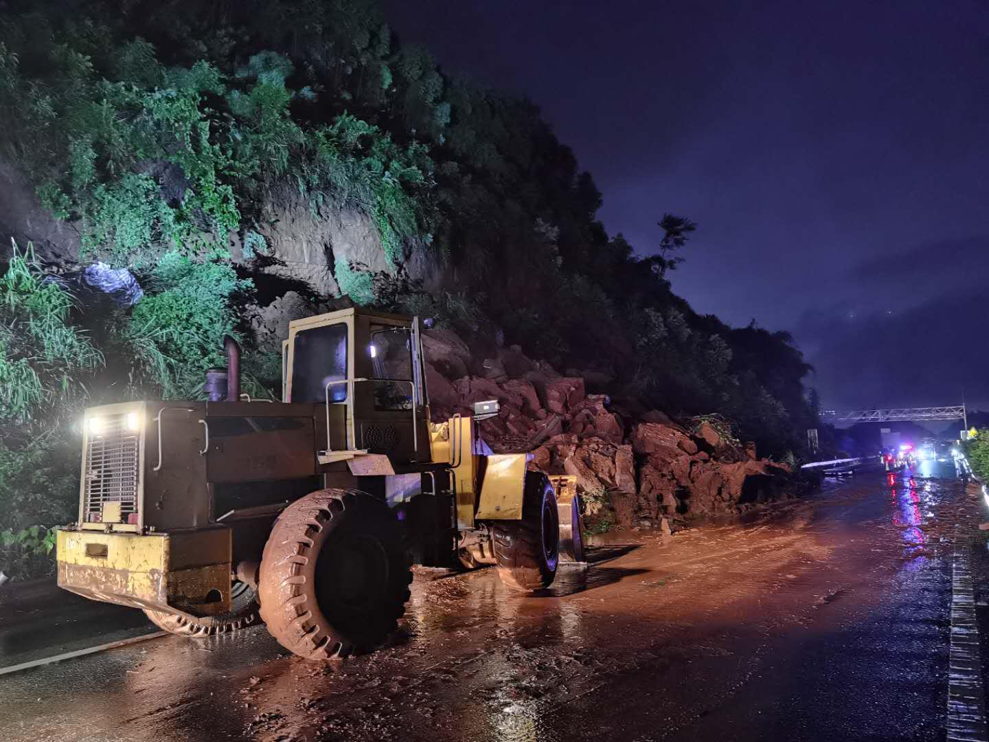 18小时！四川交投建设紧急抢通成乐高速