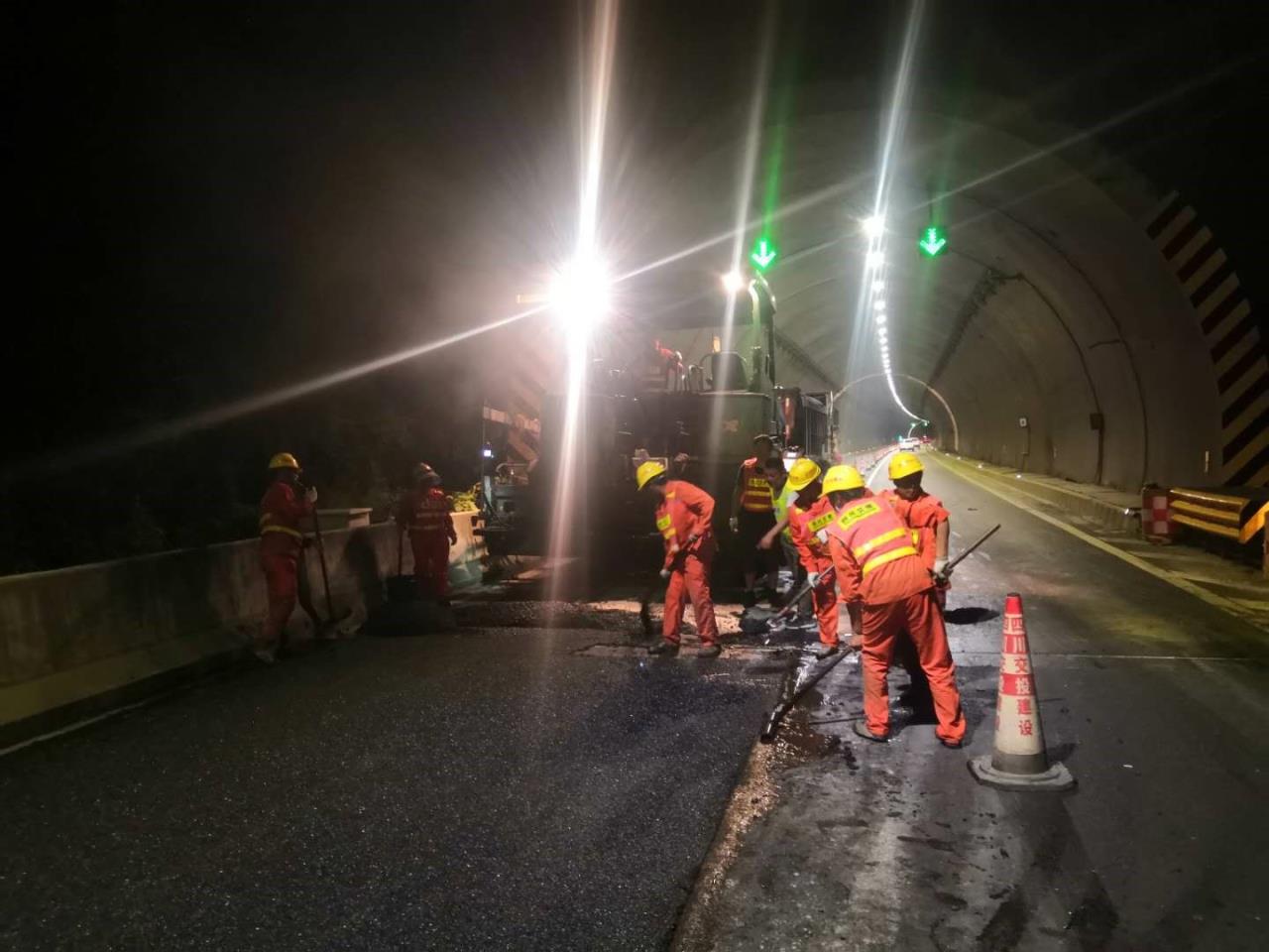 雅西高速公路观音岩大桥引桥桥面超薄磨耗层改造工程顺利完成