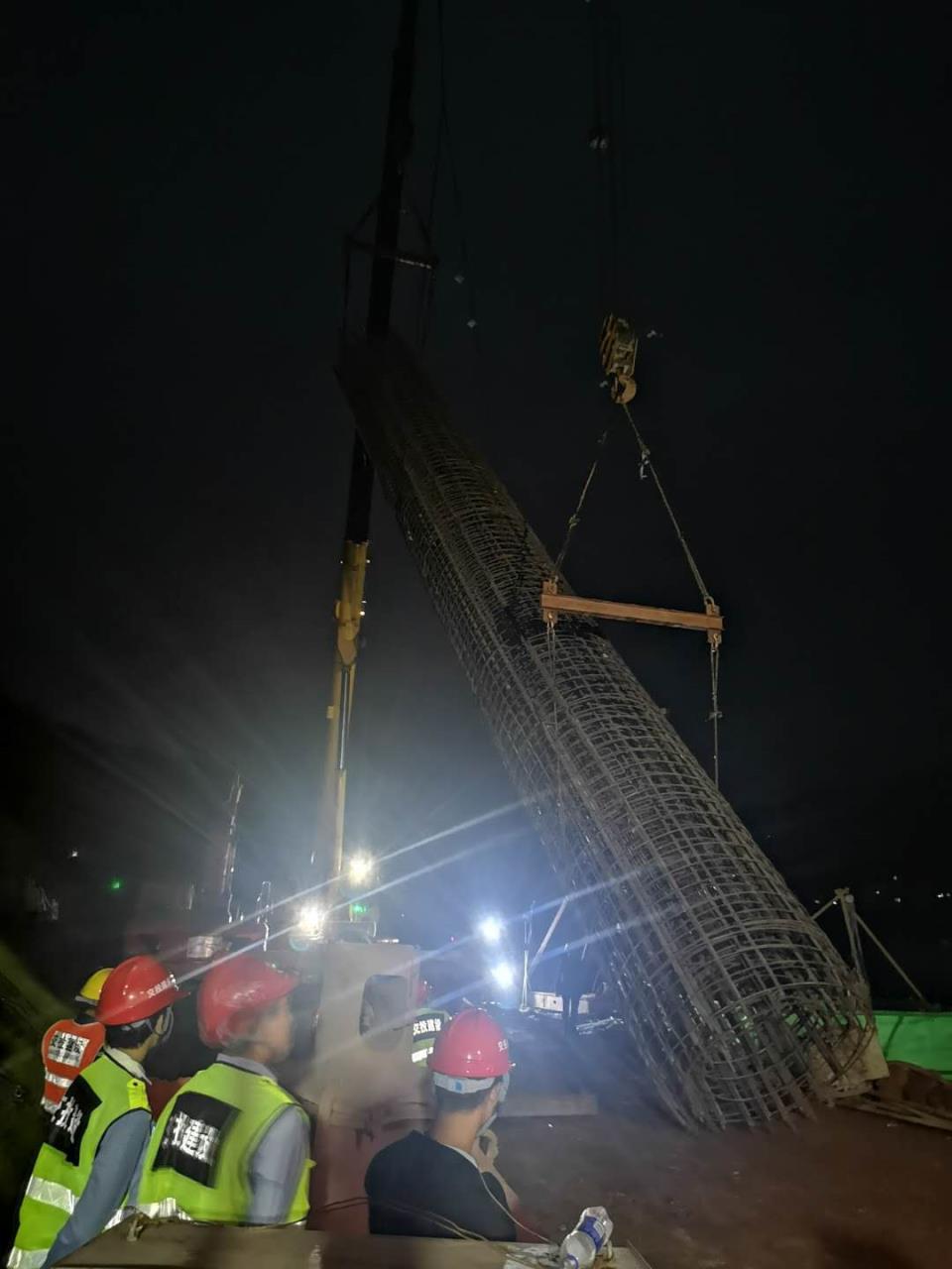 挑灯夜战干劲高 机械轰鸣现场忙