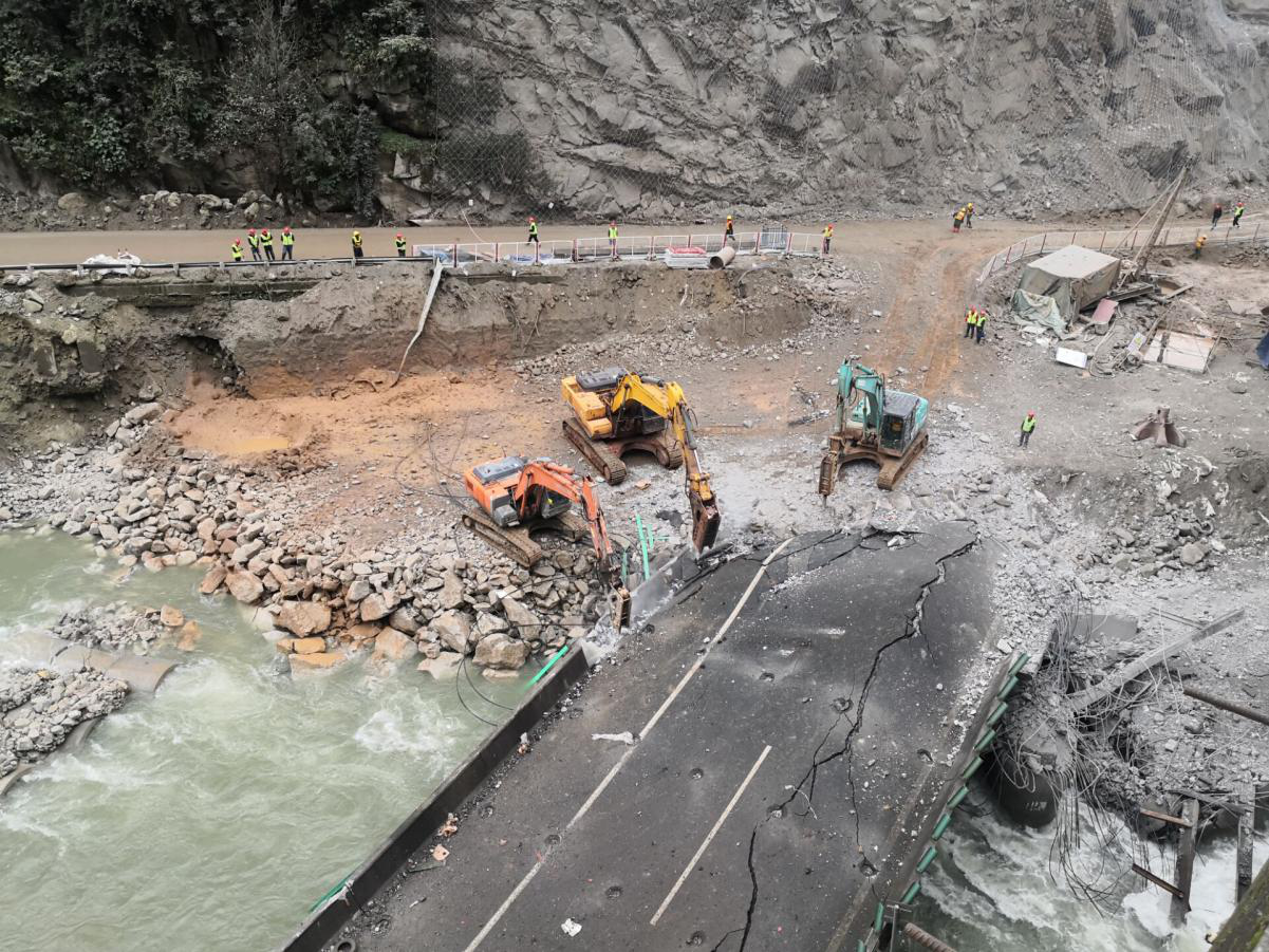 雅西高速姚河坝1号特大桥顺利实现精准爆破