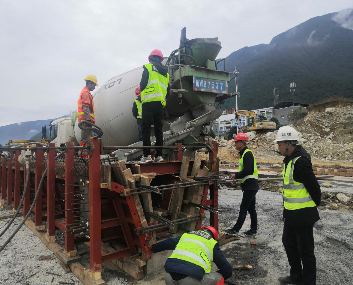 雅西高速公路冕宁收费站及连接线扩建工程黑山沟中桥顺利浇筑第一片预制梁