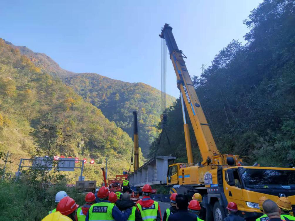 首跨桥梁板运输到位！雅西高速姚河坝灾后恢复重建工程梁板架设即将开始