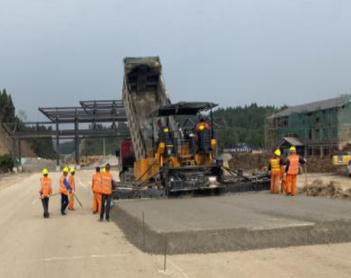 成德南高速公路西平互通路面工程试验段垫层、底基层、基层顺利铺筑