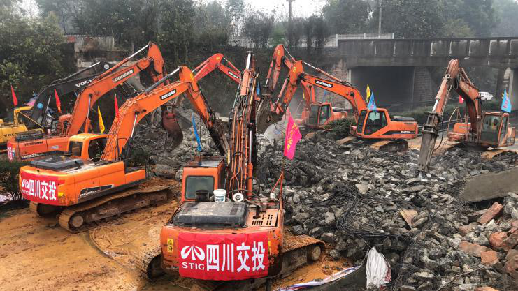 成乐高速扩容E2-SG1项目 第二批天桥拆除圆满成功