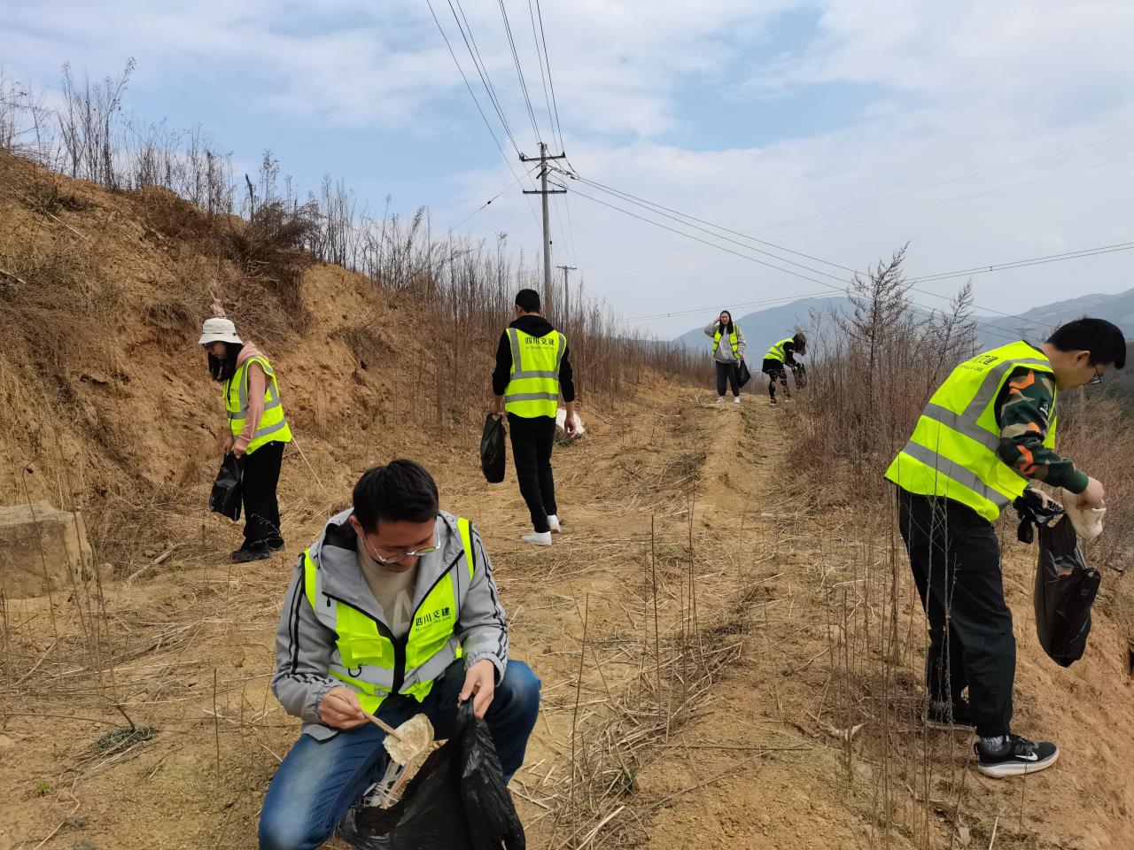 守护环境  人人有责——乐西高速S2-5项目经理部团支部开展志愿者活动