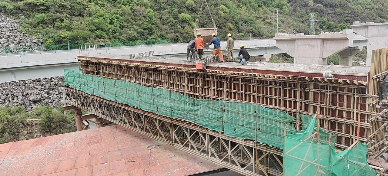 不断道 不封路 保畅通 康新项目康定互通唯一跨线盖梁顺利完成浇筑