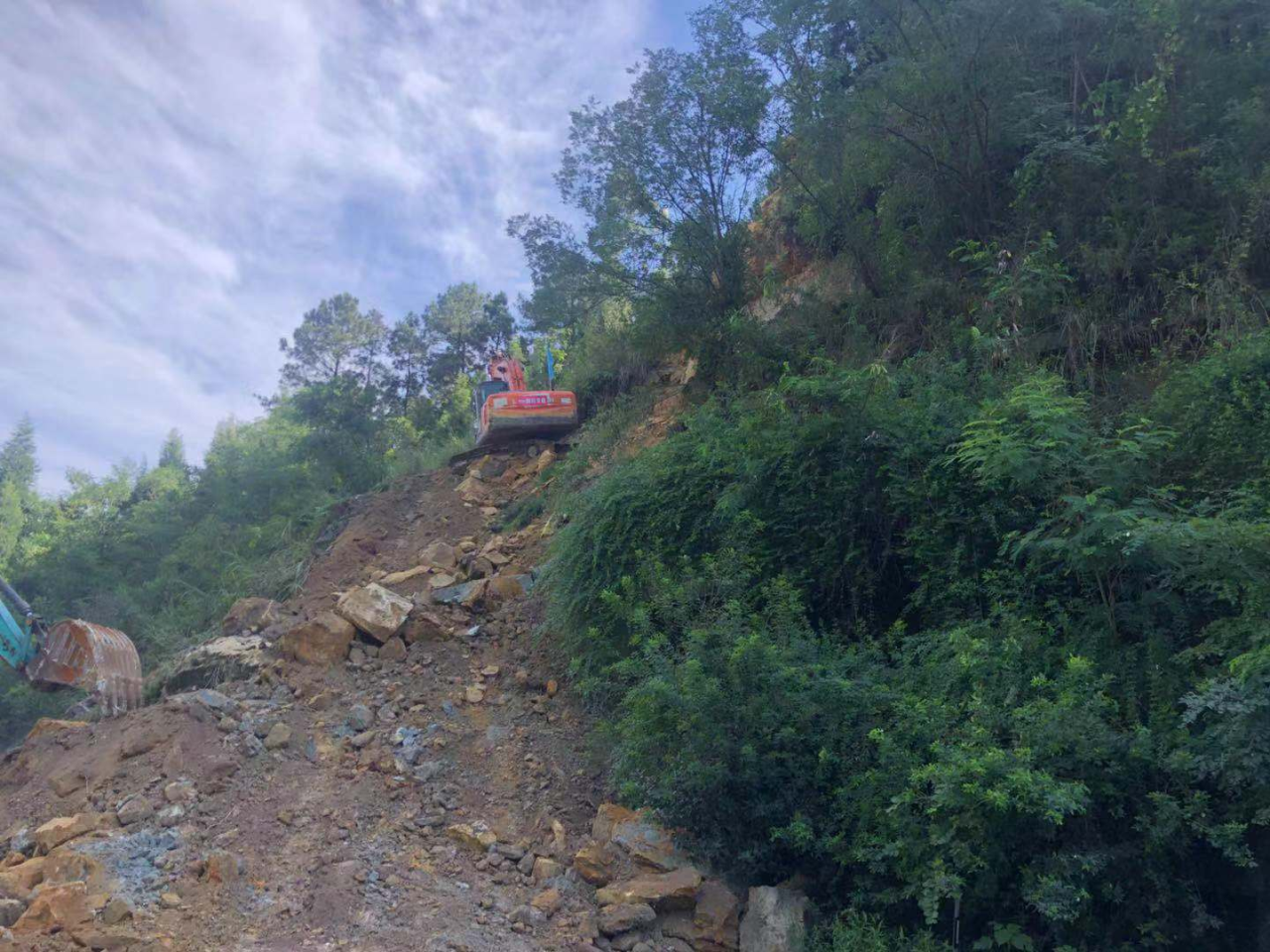 成仁高速山体滑坡，四川交建10小时抢通道路