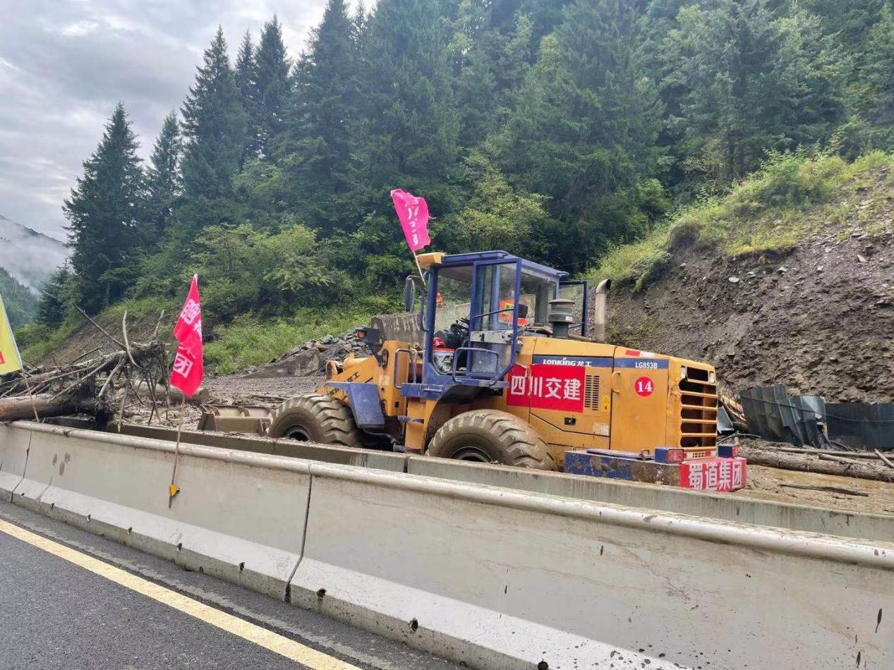 强降雨引发泥石流 四川交建全力抢险保畅通