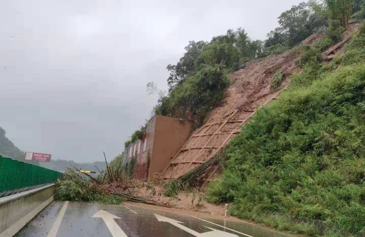 雅康高速山体滑坡道路中断1.png