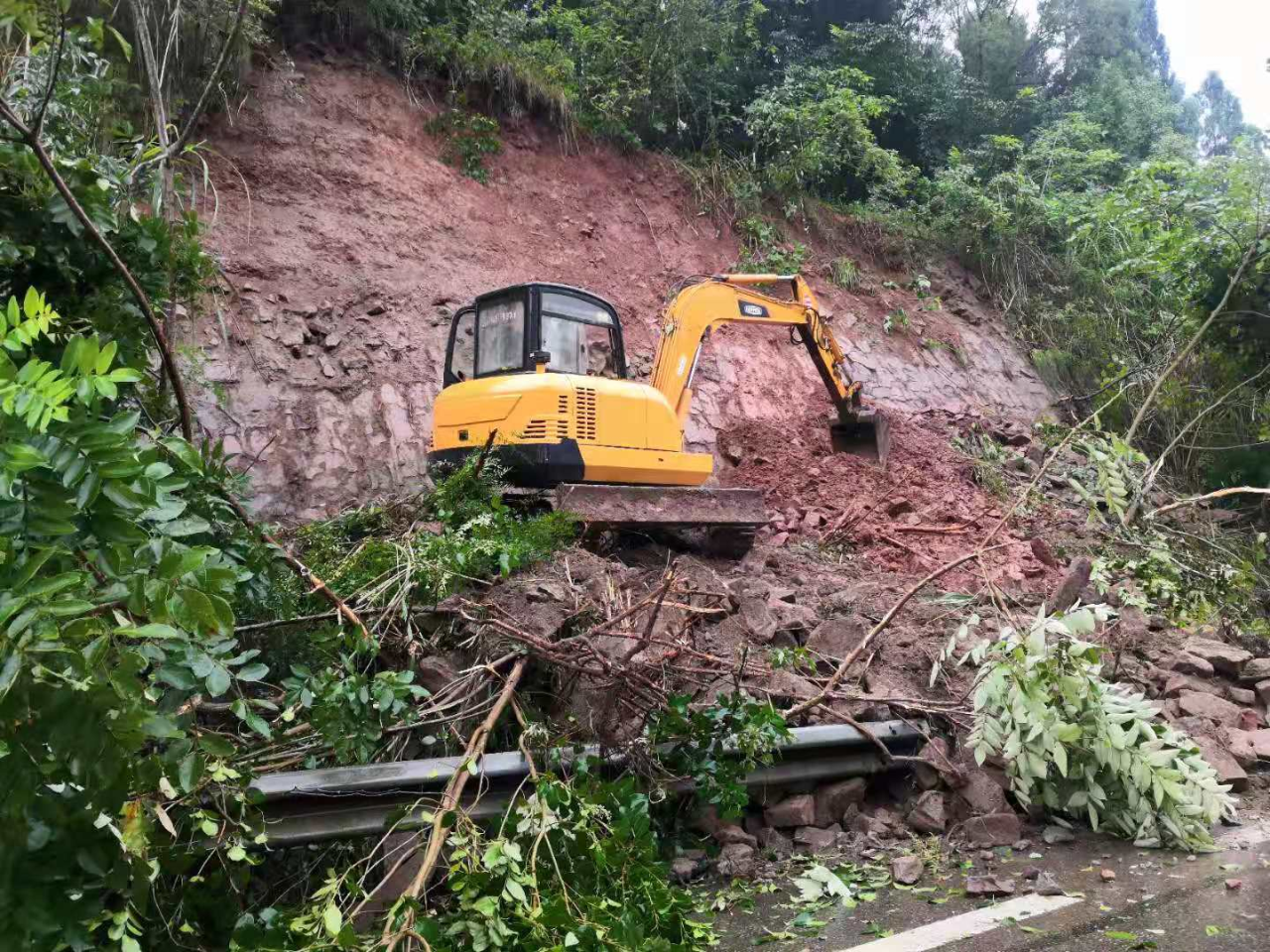 四川交建紧急处置成渝路边坡垮塌险情