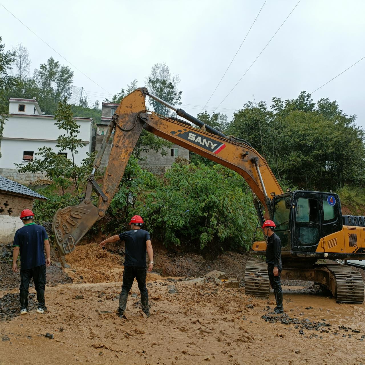 汶水镇国道突发山洪 四川交建闻汛抢险