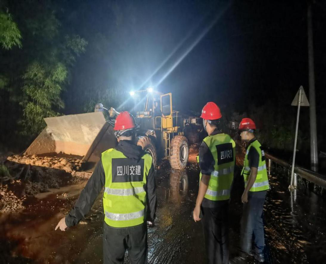 强降雨引发泥石流 四川交建全力抢险保畅通