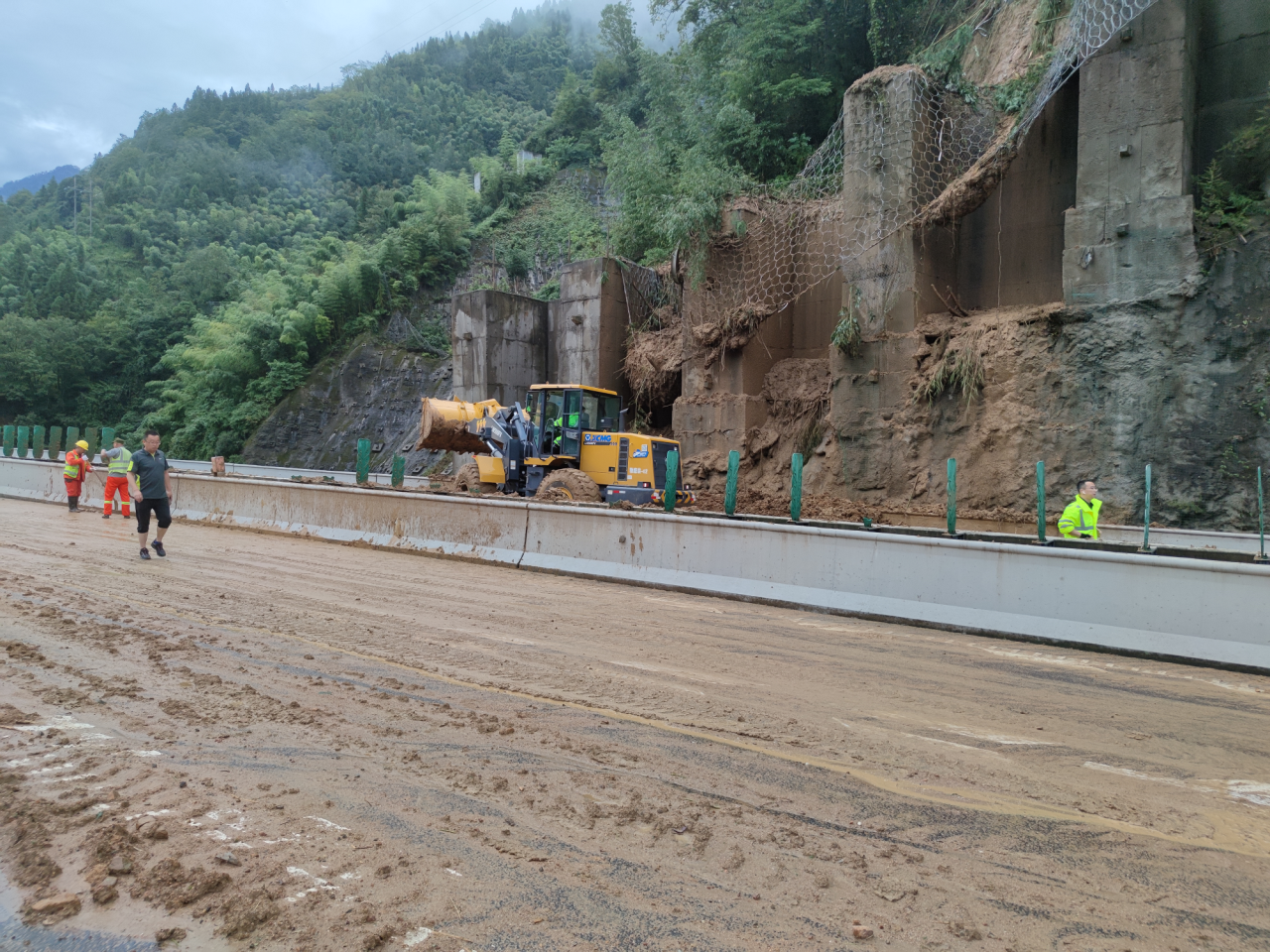 雅康、成雅高速突降暴雨致多处滑坡塌方  四川交建紧急驰援