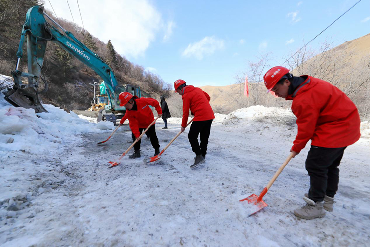 久马TJ5项目部齐力铲雪除冰守护平安助力复工复产