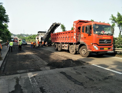 公司养护分公司承建G76厦蓉高速（隆纳）主线路面处治工程开工